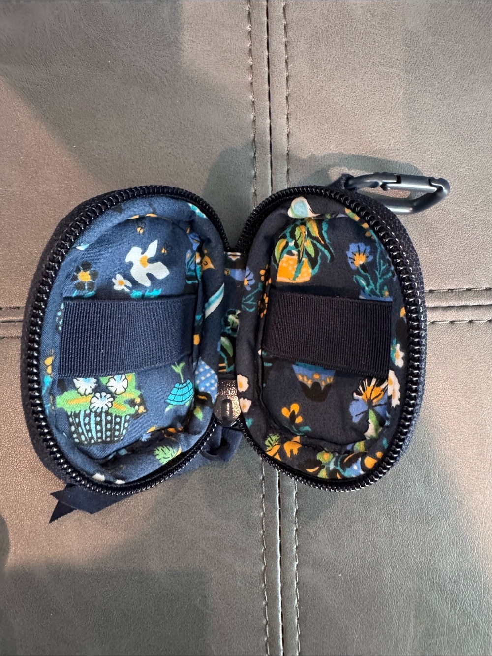 Vera Bradley quilted cotton earbuds case - Picture 2 of 2